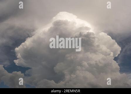 Über den Ebenen des Mittleren Westens der USA entstehen riesige, seltsame Cumulonimbuswolken. (9 von 9) Stockfoto