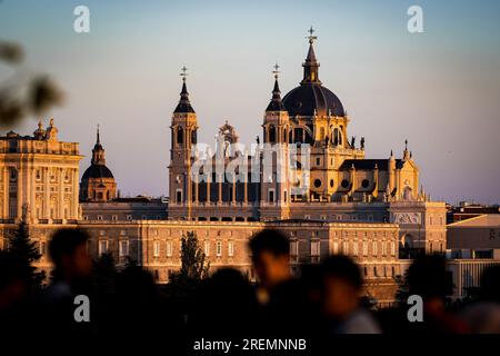 Madrid, Spanien. 28. Juli 2023. Die Kathedrale von Madrid unter der Sonne, beobachtet vom Debod-Tempel. Spanien meldet hohe Temperaturen und aktiviert Alarme in mehreren Gemeinden. Kredit: SOPA Images Limited/Alamy Live News Stockfoto