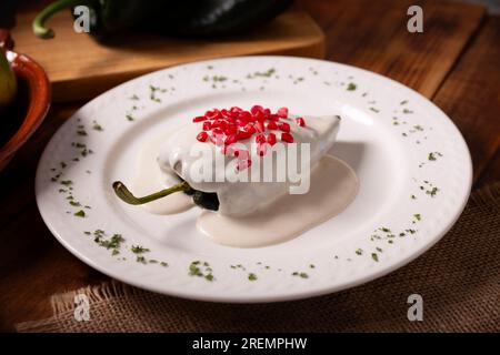 Chile en Nogada, typisches Gericht aus Mexiko. Zubereitet mit Poblano-Chili gefüllt mit Fleisch und Obst und mit einer Walnusssoße überzogen. Benannt als die Quin Stockfoto