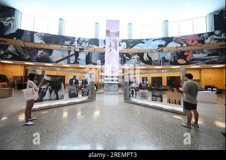 New York, USA. 27. Juli 2023. Personen besichtigen die Ausstellung „The Book of HOV“ in der Brooklyn Public Library und feiern die Arbeit des Rappers und Künstlers Shawn „Jay-Z“ Carter im New York City Bezirk Brooklyn, NY, am 27. Juli 2023. (Foto: Anthony Behar/Sipa USA) Guthaben: SIPA USA/Alamy Live News Stockfoto