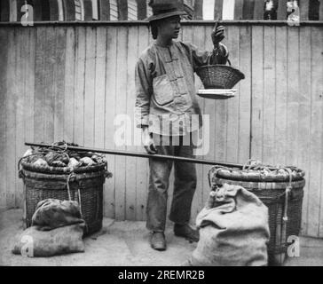 San Francisco, Kalifornien: ca. 1890 Ein chinesischer Obsthändler in Chinatown. Stockfoto