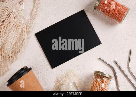 Zero Waste Lifestyle Konzept.verantwortungsvoller Konsum, gesunde vegetarische Lebensmittel.Black Board für Text und wiederverwendbare Tasse, Gitter, Glasbehälter, wiederverwendbare Strohhalme Stockfoto