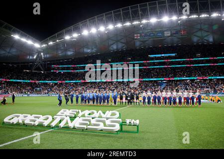 Sydney, Australien. 28. Juli 2023. Spieler und Schiedsrichter stellen sich am 28. Juli 2023 im Sydney Football Stadium vor dem FIFA Women's World Cup 2023 Group D Spiel zwischen England und Dänemark für die hymne der nathional auf. Gutschrift: IOIO IMAGES/Alamy Live News Stockfoto