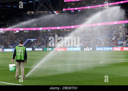 Sydney, Australien. 28. Juli 2023. Das Personal auf dem Gelände beaufsichtigt die Bewässerung des Spielfelds vor dem FIFA Women's World Cup 2023 zwischen England und Dänemark im Sydney Football Stadium am 28. Juli 2023 in Sydney, Australien. Gutschrift: IOIO IMAGES/Alamy Live News Stockfoto