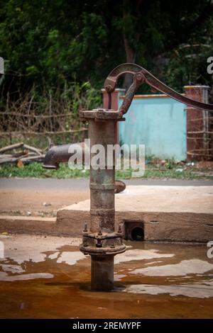 Altmodische Handpumpe, die zum Pumpen von Wasser im Dorfbereich verwendet wird Stockfoto