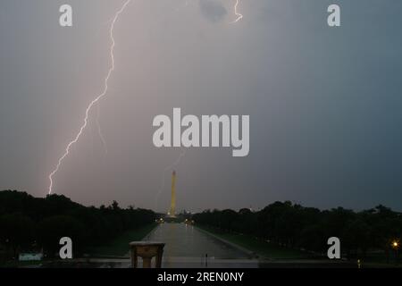 Während eines heftigen Gewitters in Washington, DC, erstrahlt der Himmel über der National Mall. Stockfoto