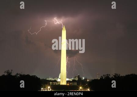 Während eines heftigen Gewitters in Washington, DC, erstrahlt der Himmel über der National Mall. Stockfoto