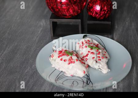 Chiles rellenos en Nogada aus nächster Nähe, traditionelle mexikanische Gourmetgerichte Stockfoto