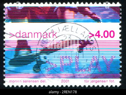 RUSSLAND KALININGRAD, 3. JANUAR 2014: Stempel gedruckt von Dänemark, zeigt Skater, circa 2001 Stockfoto