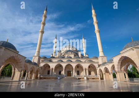GROSNY, RUSSLAND - 14. JUNI 2023: Moschee "Herz von Tschetschenien" an einem sonnigen Junimorgen Stockfoto