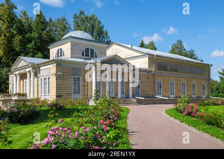 PAVLOVSK, RUSSLAND - 15. JULI 2023: Alter Rosenpavillon im Pavlovsk-Park an einem sonnigen Juli-Tag. Umgebung von St. Petersburg Stockfoto