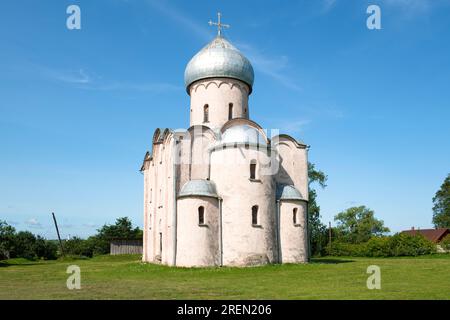 Mittelalterliche Erlöserkirche auf Nereditsa an einem sonnigen Juli-Tag. Stadtviertel Veliky Novgorod, Russland Stockfoto