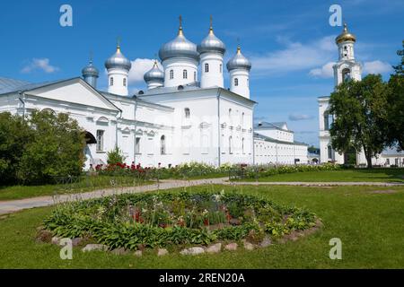 Sonniger Juli-Tag im alten St. Georges Kloster. Veliky Novgorod, Russland Stockfoto