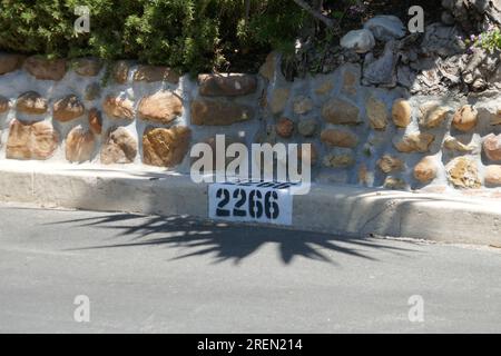 Los Angeles, Kalifornien, USA 28. Juli 2023 Kostümdesigner Travis Banton ehemaliges Heim/Haus auf der 2266 Alcyona Drive am 28. Juli 2023 in Los Angeles, Kalifornien, USA. Er war vor allem bekannt für seine langjährige Zusammenarbeit mit der Schauspielerin Marlene Dietrich und Direktor Josef von Sternberg. Er entwarf auch für Clara Bow, Claudette Colbert, Mae West, Carole Lombard und viele andere. Foto: Barry King/Alamy Stock Photo Stockfoto