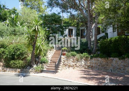 Los Angeles, Kalifornien, USA 28. Juli 2023 Kostümdesigner Travis Banton ehemaliges Heim/Haus auf der 2266 Alcyona Drive am 28. Juli 2023 in Los Angeles, Kalifornien, USA. Er war vor allem bekannt für seine langjährige Zusammenarbeit mit der Schauspielerin Marlene Dietrich und Direktor Josef von Sternberg. Er entwarf auch für Clara Bow, Claudette Colbert, Mae West, Carole Lombard und viele andere. Foto: Barry King/Alamy Stock Photo Stockfoto