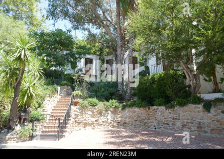 Los Angeles, Kalifornien, USA 28. Juli 2023 Kostümdesigner Travis Banton ehemaliges Heim/Haus auf der 2266 Alcyona Drive am 28. Juli 2023 in Los Angeles, Kalifornien, USA. Er war vor allem bekannt für seine langjährige Zusammenarbeit mit der Schauspielerin Marlene Dietrich und Direktor Josef von Sternberg. Er entwarf auch für Clara Bow, Claudette Colbert, Mae West, Carole Lombard und viele andere. Foto: Barry King/Alamy Stock Photo Stockfoto