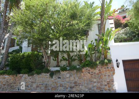 Los Angeles, Kalifornien, USA 28. Juli 2023 Kostümdesigner Travis Banton ehemaliges Heim/Haus auf der 2266 Alcyona Drive am 28. Juli 2023 in Los Angeles, Kalifornien, USA. Er war vor allem bekannt für seine langjährige Zusammenarbeit mit der Schauspielerin Marlene Dietrich und Direktor Josef von Sternberg. Er entwarf auch für Clara Bow, Claudette Colbert, Mae West, Carole Lombard und viele andere. Foto: Barry King/Alamy Stock Photo Stockfoto