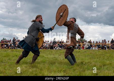 TVER REGION, RUSSLAND - 22. JULI 2023: Duell zweier Schwertkämpfer. Historisches Festival „Epic Coast-2023" Stockfoto