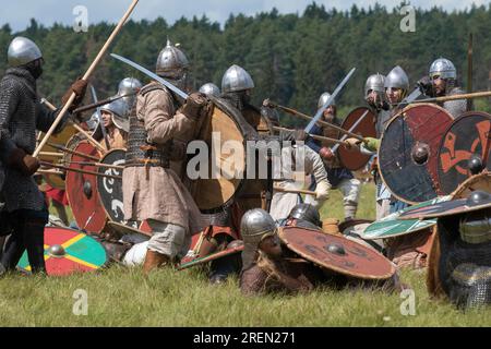 REGION TVER, RUSSLAND - 22. JULI 2023: Ein Bruchteil der Rekonstruktion einer mittelalterlichen Schlacht. Historisches Festival „Epic Coast-2023" Stockfoto