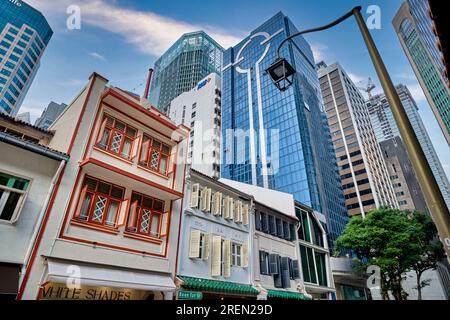 Traditionelle alte chinesische Shophouses in der Boon Tat St., Chinatown, Singapur, mit majestätischen Hochhäusern im Hintergrund Stockfoto