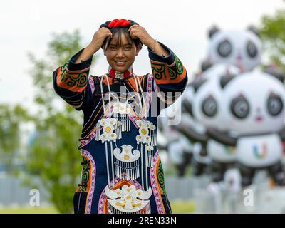 (230729) -- CHENGDU, 29. Juli 2023 (Xinhua) -- Jihaoyouguo posiert für ein Foto vor der Probe der Eröffnungszeremonie in Chengdu in der Provinz Sichuan im Südwesten Chinas, 23. Juli 2023. Sechs Kinder in traditionellen Yi-Kostümen wählten ein Lied aus, um die Eröffnungszeremonie der Sommerausgabe der FISU World University Games 31. zu eröffnen. Jihaoyouguo, Jihelazuo, Ma Jieying, Edirehan, Jiziyisheng und Jiduoshila kamen aus dem Bezirk Zhaojue, der Autonomen Präfektur Liangshan Yi, der Provinz Sichuan im Südwesten Chinas. Trotz ihrer Altersunterschiede teilen sie alle ein gemeinsames Hobby des Gesangs. Stockfoto