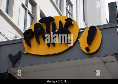 Lyon , Frankreich - 07 25 2023 : Pathe-Zeichen-Logo des Kinogebäudes historischer Raum Moderne Filme Stockfoto