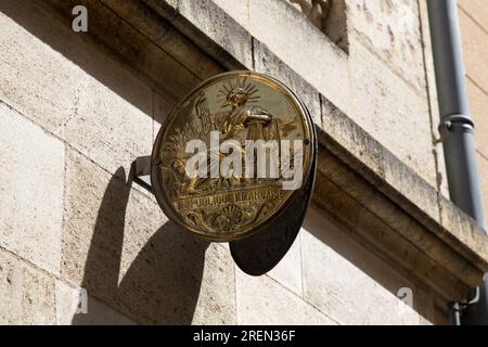 Bordeaux , Aquitaine France - 07 15 2023 : Notaire goldene Platte französisches Schild Brandgold Text und Logo Notar Bürogebäude Wand Stockfoto