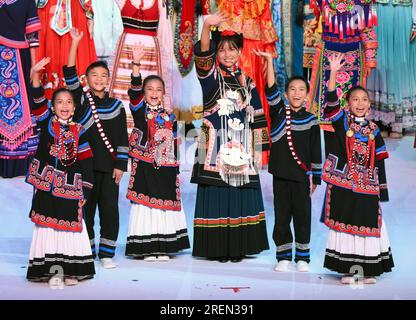 (230729) -- CHENGDU, 29. Juli 2023 (Xinhua) -- Edirehan, Jiziyisheng, Ma Jieying, Jihaoyouguo, Jiduoshila und Jihelazuo (L-R) nehmen am 28. Juli 2023 an der Eröffnungszeremonie in Chengdu in der Provinz Sichuan im Südwesten Chinas Teil. Sechs Kinder in traditionellen Yi-Kostümen wählten ein Lied aus, um die Eröffnungszeremonie der Sommerausgabe der FISU World University Games 31. zu eröffnen. Jihaoyouguo, Jihelazuo, Ma Jieying, Edirehan, Jiziyisheng und Jiduoshila kamen aus dem Bezirk Zhaojue, der Autonomen Präfektur Liangshan Yi, der Provinz Sichuan im Südwesten Chinas. Trotz ihres Altersunterschieds Stockfoto