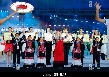 (230729) -- CHENGDU, 29. Juli 2023 (Xinhua) -- Jiziyisheng, Edirehan, Ma Jieying, Jihaoyouguo, Jihelazuo, Jiduoshila (L bis R, Front) tritt am 8. Juli 2023 bei einer Probe der Eröffnungszeremonie in Chengdu in der Provinz Sichuan im Südwesten Chinas auf. Sechs Kinder in traditionellen Yi-Kostümen wählten ein Lied aus, um die Eröffnungszeremonie der Sommerausgabe der FISU World University Games 31. zu eröffnen. Jihaoyouguo, Jihelazuo, Ma Jieying, Edirehan, Jiziyisheng und Jiduoshila kamen aus dem Bezirk Zhaojue, der Autonomen Präfektur Liangshan Yi, der Provinz Sichuan im Südwesten Chinas. Trotz ihrer Stockfoto