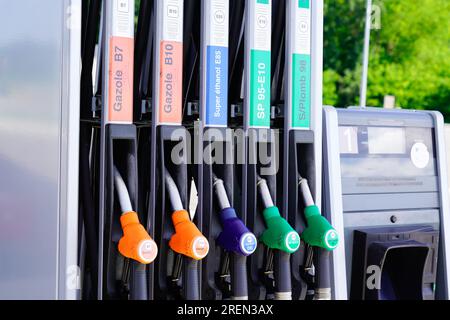 Kraftstoffpumpe Tankstellendüsen des Benzin- und Dieselverteilers Tankstellennahe an der Tankstelle Stockfoto