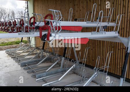 Leerer Stahlständer zum Parken und Fahrradständer für Fahrräder in der Stadt Stockfoto