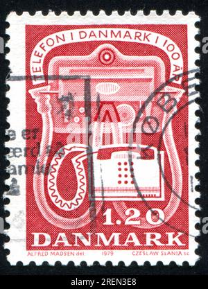 RUSSLAND KALININGRAD, 3. JANUAR 2014: Stempel gedruckt von Dänemark, zeigt Telefone, circa 1979 Stockfoto