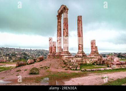 Die Ruinen des Herkules-Tempels in der Zitadelle von Amman, mit der Stadt Amman, der Hauptstadt von Jordanien, im Hintergrund. Stockfoto