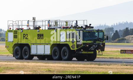 Richmond, British Columbia, Kanada. 20. Juli 2023. Ein Feuer- und Rettungsflugzeug Oshkosh Striker Airport Fierfighting (ARFF) Fahrzeug am Vancouver International Airport. (Kreditbild: © Bayne Stanley/ZUMA Press Wire) NUR REDAKTIONELLE VERWENDUNG! Nicht für den kommerziellen GEBRAUCH! Stockfoto