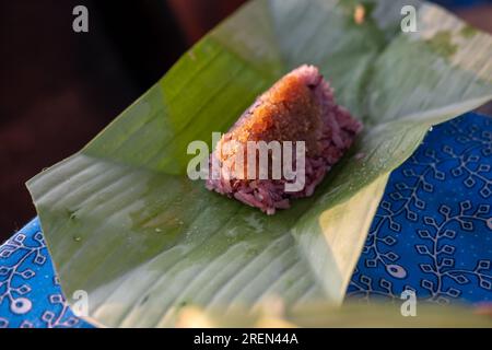 Schwarzer klebriger Reis, serviert auf Bananenblättern Stockfoto