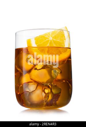 Großes Glas Eistee mit Zitronengeschmack und Eiswürfeln auf Weiß. Stockfoto