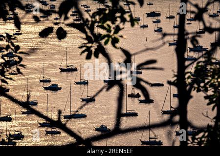 Boote bei Sonnenuntergang in Guanabara Bay - Rio de Janeiro, Brasilien Stockfoto