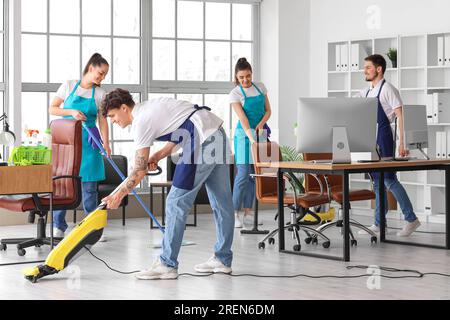 Junge Hausmeister putzen im Büro Stockfoto