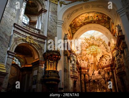 Das schöne Innere der Karlskirche - Wien, Österreich Stockfoto