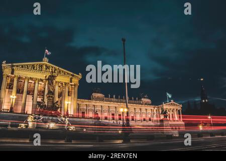 Leuchtpfade des österreichischen Parlaments - Wien, Österreich Stockfoto