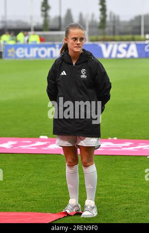 Tubize, Belgien. 27. Juli 2023. Junge Freiwillige, die bei einem Fußballspiel der Nationalfrauen unter 19 Mannschaften Frankreichs und Deutschlands beim UEFA-Finale für Frauen unter 19 Jahren im zweiten Halbfinale am Freitag, den 27. Juli 2023 in Tubize, Belgien, fotografiert wurden. Kredit: Sportpix/Alamy Live News Stockfoto