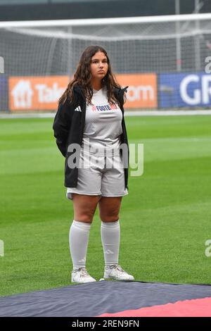 Tubize, Belgien. 27. Juli 2023. Junge Freiwillige, die bei einem Fußballspiel der Nationalfrauen unter 19 Mannschaften Frankreichs und Deutschlands beim UEFA-Finale für Frauen unter 19 Jahren im zweiten Halbfinale am Freitag, den 27. Juli 2023 in Tubize, Belgien, fotografiert wurden. Kredit: Sportpix/Alamy Live News Stockfoto