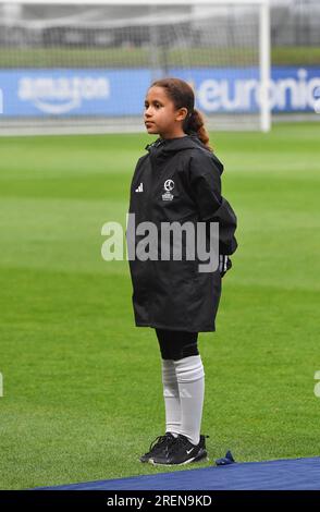Tubize, Belgien. 27. Juli 2023. Junge Freiwillige, die bei einem Fußballspiel der Nationalfrauen unter 19 Mannschaften Frankreichs und Deutschlands beim UEFA-Finale für Frauen unter 19 Jahren im zweiten Halbfinale am Freitag, den 27. Juli 2023 in Tubize, Belgien, fotografiert wurden. Kredit: Sportpix/Alamy Live News Stockfoto