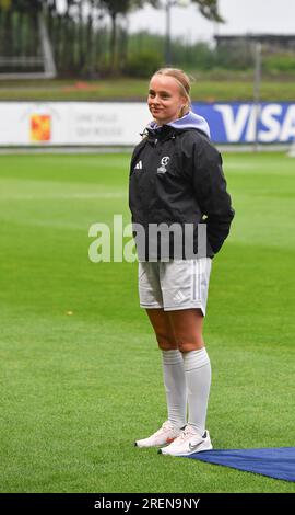 Tubize, Belgien. 27. Juli 2023. Junge Freiwillige, die bei einem Fußballspiel der Nationalfrauen unter 19 Mannschaften Frankreichs und Deutschlands beim UEFA-Finale für Frauen unter 19 Jahren im zweiten Halbfinale am Freitag, den 27. Juli 2023 in Tubize, Belgien, fotografiert wurden. Kredit: Sportpix/Alamy Live News Stockfoto