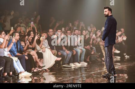 Neu-Delhi, Indien. 28. Juli 2023. Bollywood Schauspieler Ranbir Kapoor zeigt eine Kreation des indischen Designers Kunal Rawal während der FDCI India Couture Week 2023 in Neu-Delhi, Indien, am 28. Juli 2023. Kredit: Javed Dar/Xinhua/Alamy Live News Stockfoto
