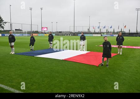 Tubize, Belgien. 27. Juli 2023. Junge Freiwillige, die bei einem Fußballspiel der Nationalfrauen unter 19 Mannschaften Frankreichs und Deutschlands beim UEFA-Finale für Frauen unter 19 Jahren im zweiten Halbfinale am Freitag, den 27. Juli 2023 in Tubize, Belgien, fotografiert wurden. Kredit: Sportpix/Alamy Live News Stockfoto