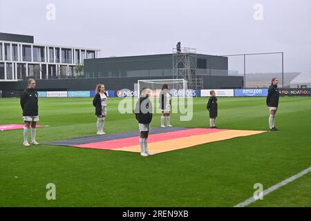 Tubize, Belgien. 27. Juli 2023. Junge Freiwillige, die bei einem Fußballspiel der Nationalfrauen unter 19 Mannschaften Frankreichs und Deutschlands beim UEFA-Finale für Frauen unter 19 Jahren im zweiten Halbfinale am Freitag, den 27. Juli 2023 in Tubize, Belgien, fotografiert wurden. Kredit: Sportpix/Alamy Live News Stockfoto
