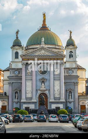 Fassade der Basilika Santa Maria Ausiliatrice, Kirche mit einer Fassade im Palladio-Stil und einer mit Fresken verzierten Kuppel, die das Grab des heiligen Johannes beherbergt. Turin Stockfoto