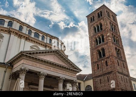 Der Glockenturm und die Fassade des Heiligtums der Consolata. Einer der ältesten Gotteshäuser in Turin. Turin, Provinz Turin, Piemmon, Italien, Stockfoto