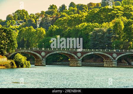 Prinzessin Isabella Brücke, eine alte Brücke, die Turin über den Fluss Po mit Moncalieri verbindet. Turin, Piemont, Italien, Europa Stockfoto